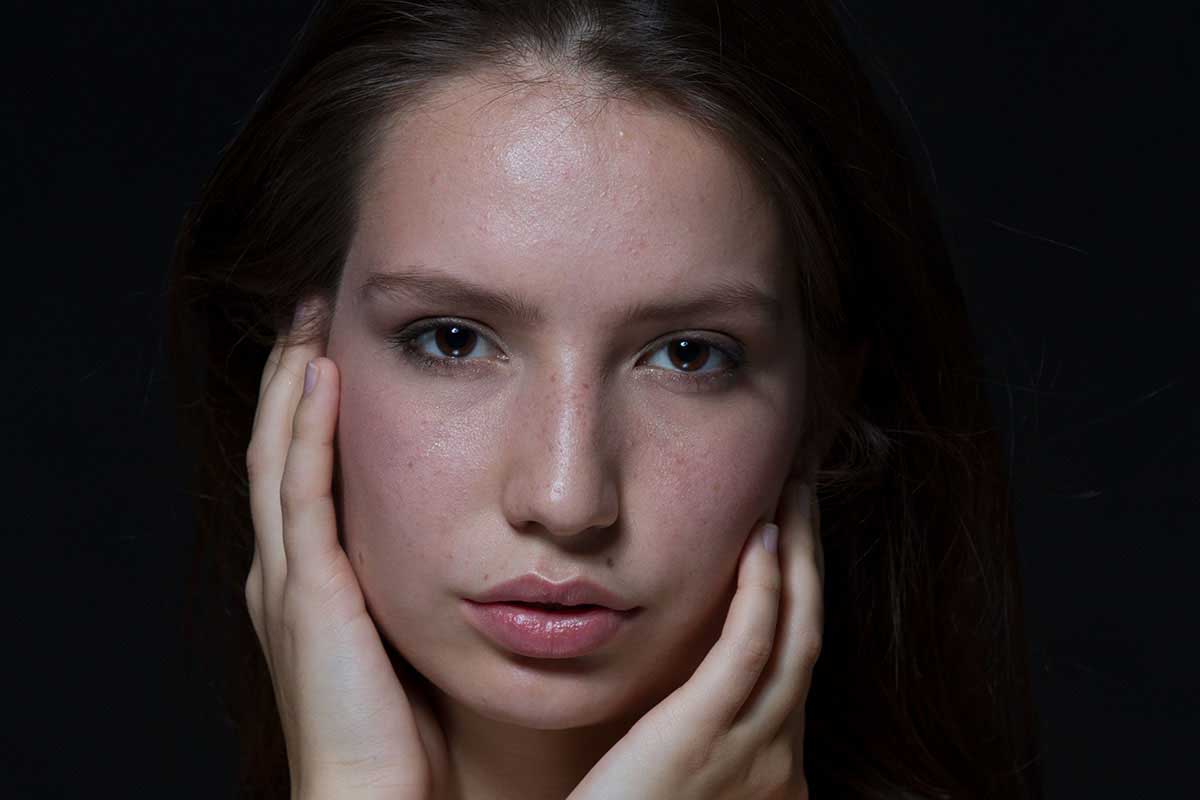 Foto meisje robijnrode make-up toolkit voor opname
