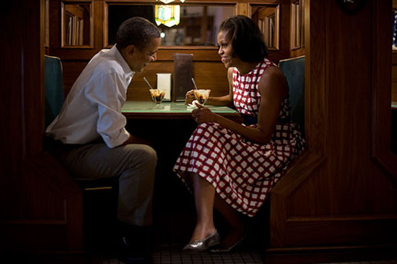 Барак, Мишель Обама нар хоолны үеэр наран шарлагын газар зооглож байна