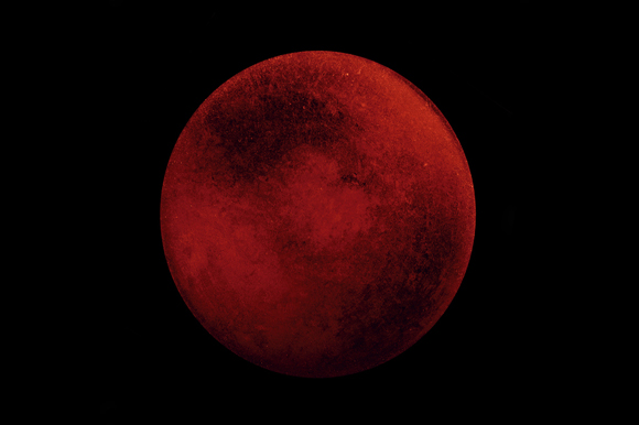 spodok panvice vyfotografovaný tak, aby vyzeral ako zvláštna červená planéta