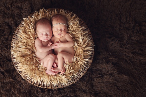 H13A4084-Edit-Edit1-600x4001 10 Tips and Tricks to Successfully Photograph Newborn Twins Photography Tips  