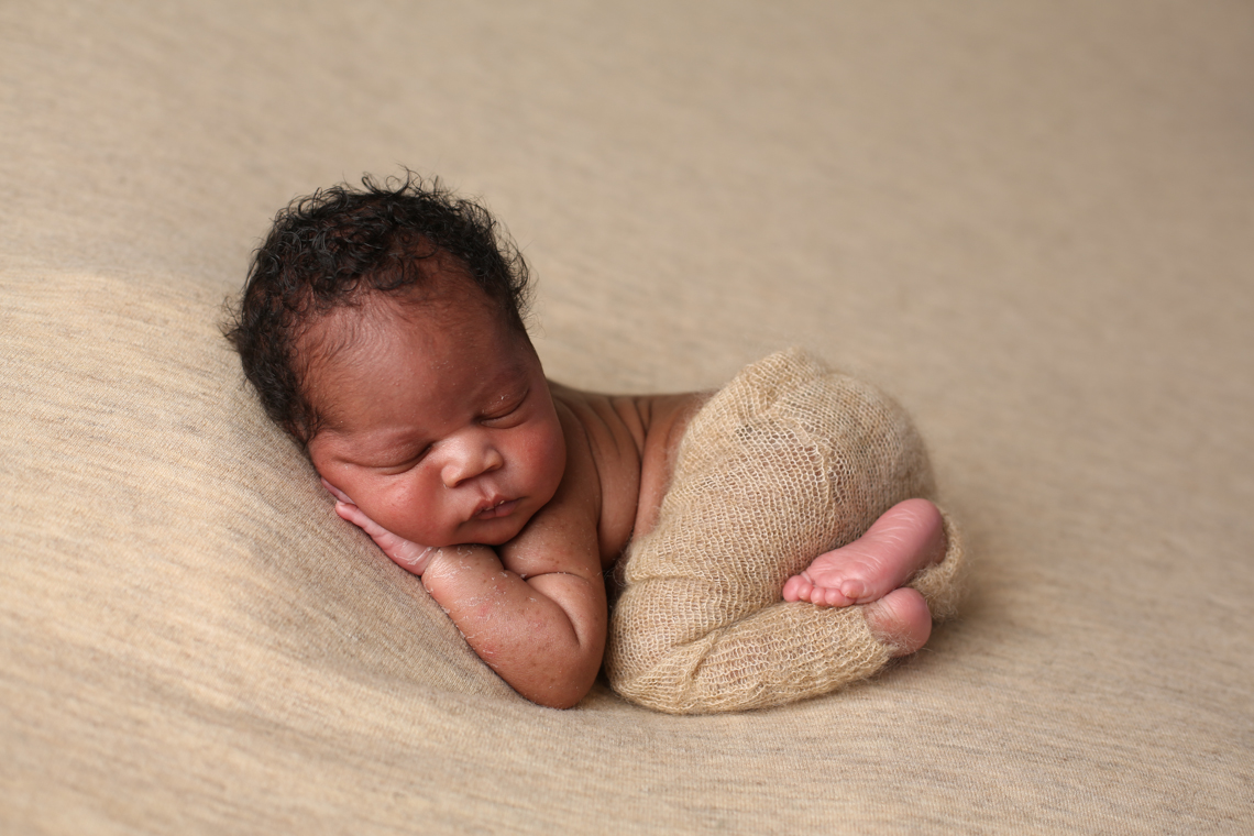 H13A9198 Diajar Ngawasaan Tushy-Up Newborn Pose Photoshop Action