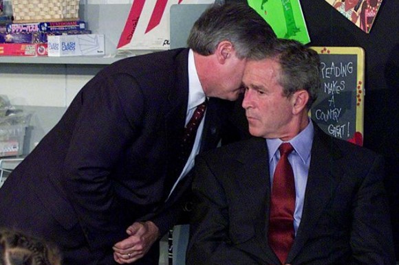 Президентът Джордж Буш получава новини, докато е бил в гимназия