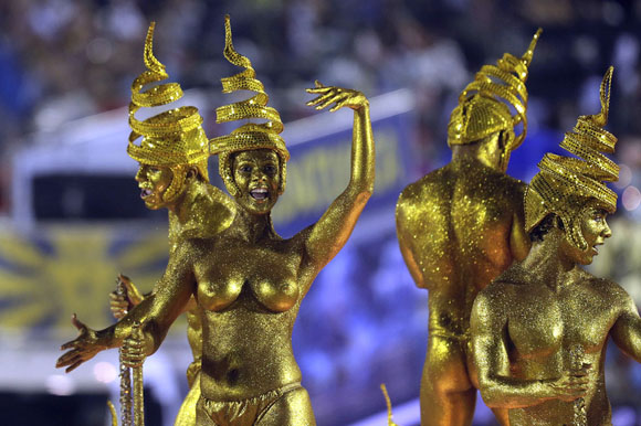 plesalci prekriti z zlato barvo na karnevalu v Riu