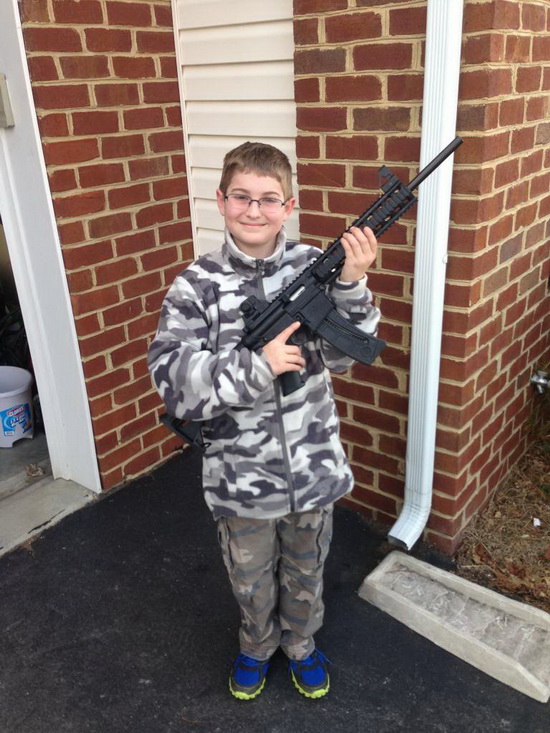 controversial-facebook-photo-minor-hold-rifle Спорна снимка във Facebook доведе ченгетата от Ню Джърси пред вратата на мъж Новини и рецензии