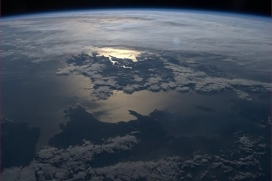 I-hadfield-space-photo-700k I-Astronaut uChris Hadfield yendawo yokucebisa ngeendaba kunye neendaba