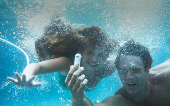 I-htc-re-waterproof HTC RE ijongeka njengeperiscope, kodwa eneneni yikhamera yesenzo Iindaba kunye noPhononongo
