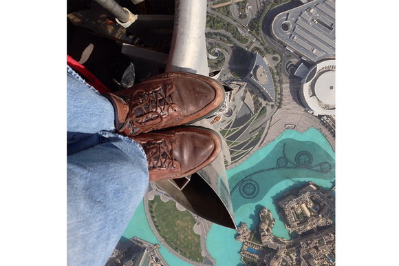 Joe McNally legt een voetwinkel vast bovenop het hoogste gebouw ter wereld