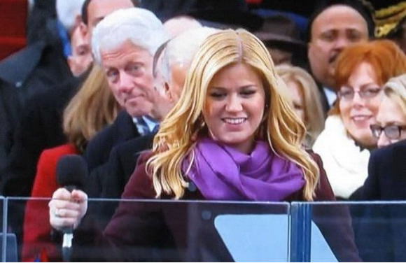 Kelly Clarkson Photobomb Bill Clinton