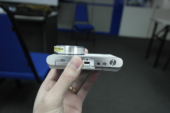Uniknutá hrúbka Samsung NXF1