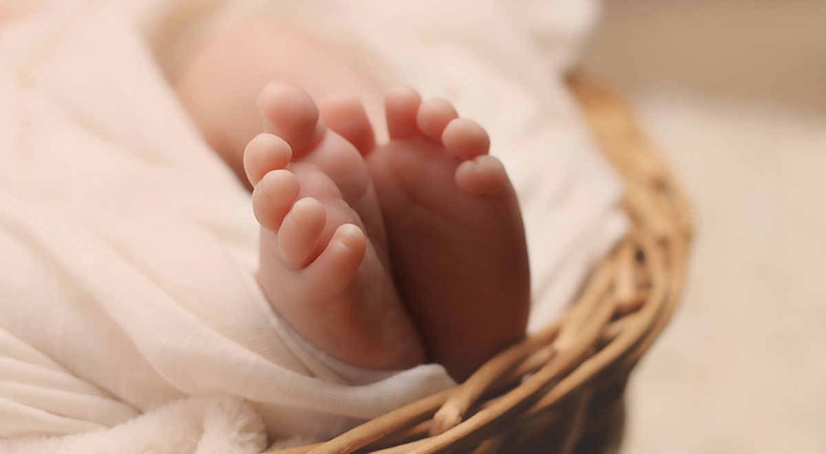 newborn-feet Советы по фотографированию и редактированию для идеальной фотосъемки новорожденного