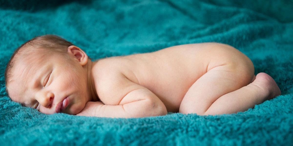 newborn-photography-curled-pose Photographing & Editing Tips pikeun Sampurna Tipografi Fotografi Bayi Anyar lahir