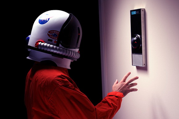 ThinkGeek dia mivarotra kopia HAL 9000 an'ny rafi-pitsikilovana artifisialy miorina amin'ny solomaso Nikon