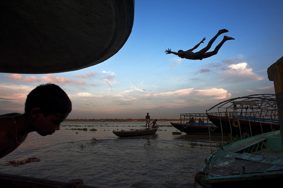 „Nikon“ nuotraukų konkurso 2010–2011 m. Didžiojo prizo laimėtojas „Mokymasis skraidyti“, kurį padarė Debarshi Duttagupta