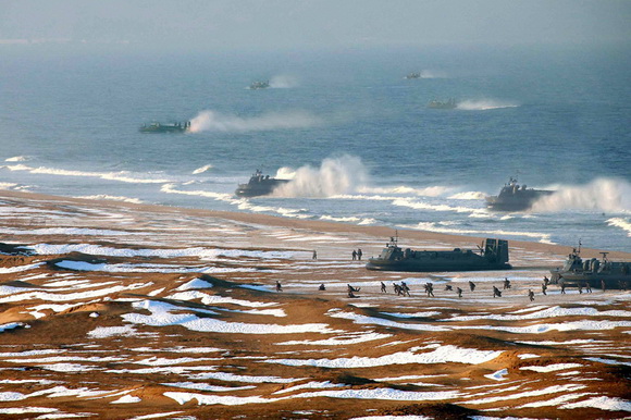 Korea Utara memotret angkatan lautnya, untuk kelihatan lebih mengancam