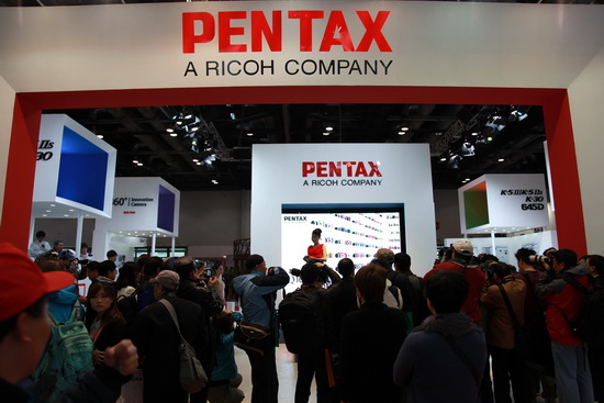 pentax-pe-show-2013-щанд Pentax APS-C и пълнокадрови камери ще бъдат обявени скоро Новини и ревюта