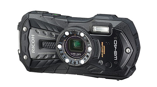 camera Ricoh-WG-40 cu scurgere Ricoh WG-40 și obiectiv Pentax 24-70mm f / 2.8 în curând Zvonuri