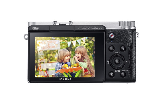 Samsung NX3000-назад Samsung NX3000 - гэта бяззеркальная камера для аматараў сэлфі Навіны і агляды