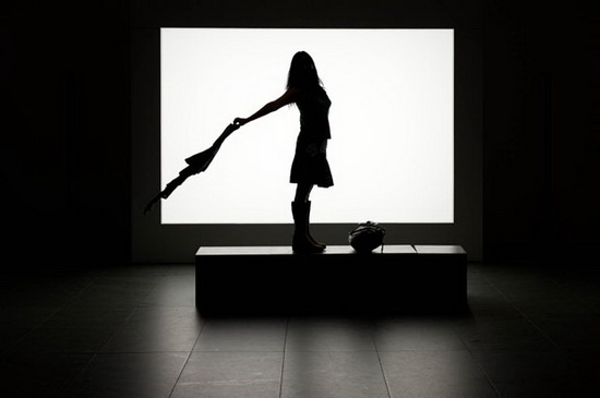 silhouette-photography-monsters-posing-lady Silhouette photography of people making shadow monsters in a musem Exposure  