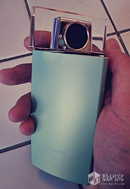 Ảnh Sony KW1 mặt trước của sony-dsc-kw1 tiết lộ một chiếc máy ảnh có hình dạng giống như một chai nước hoa Tin đồn