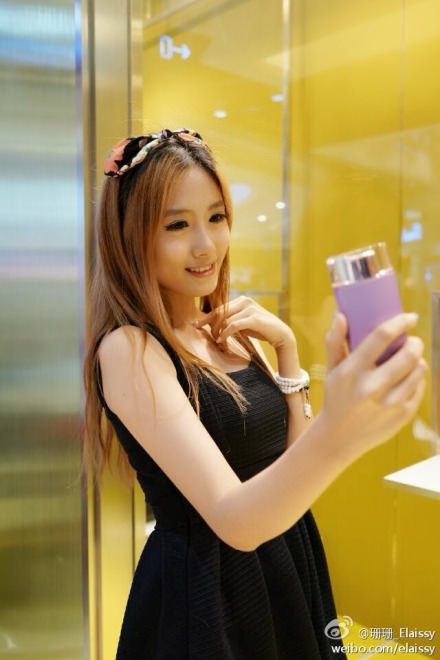 Foto Sony KW1 sony-dsc-kw1-selfie mendedahkan kamera yang berbentuk seperti Rumor botol minyak wangi