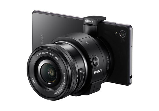 sony-qx1-on-смартфон Sony QX1 становится официальным с объективом с байонетом E и поддержкой RAW Новости и обзоры