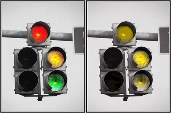 gambar dua versi yang menunjukkan persepsi buta warna terhadap lampu jalan