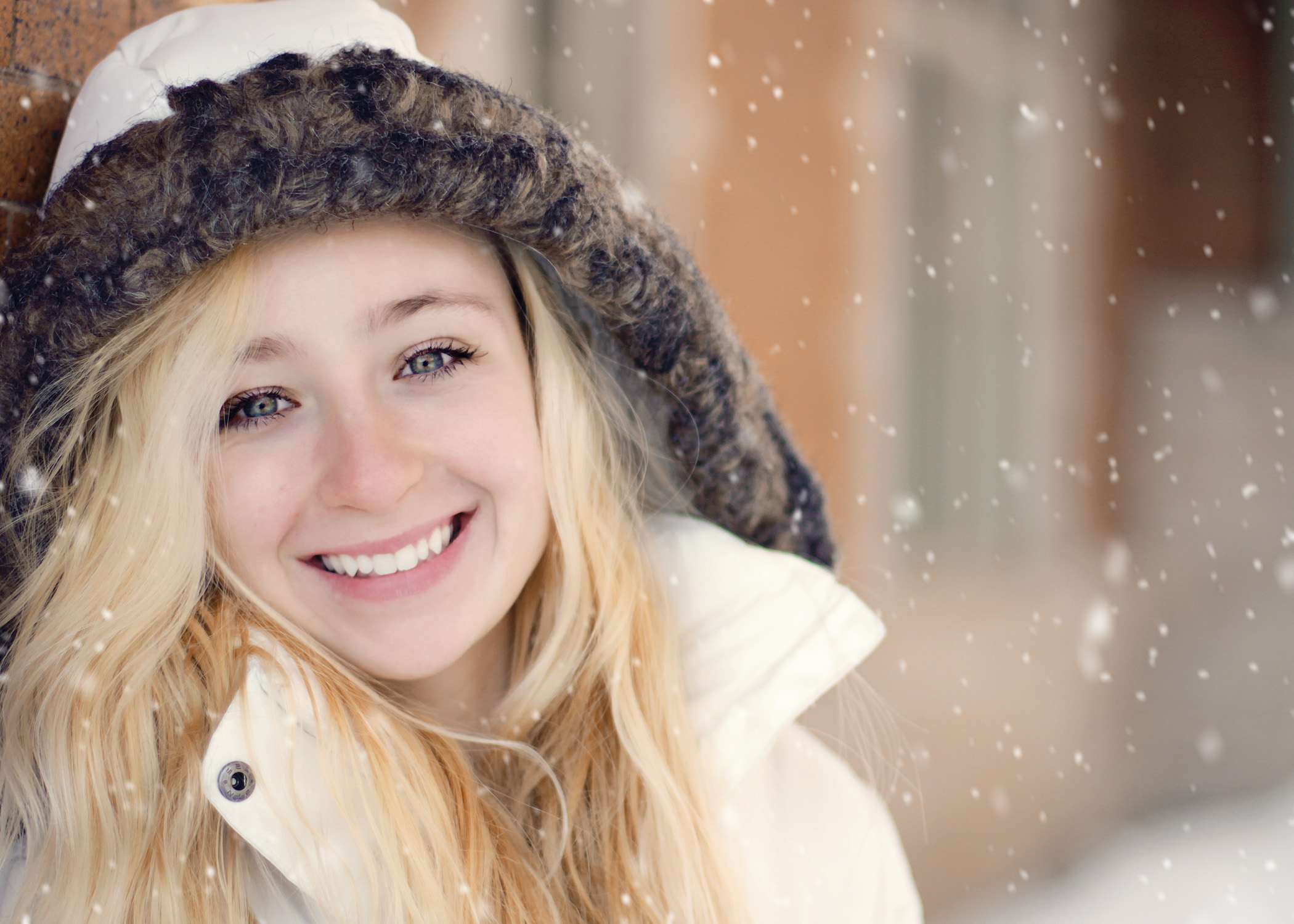 Brit_snow_01 Рафинирање на кожата и прекривање снег со повозрасни портрети